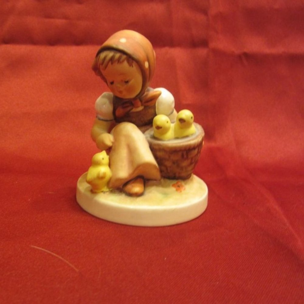 RARE VTG 60'S GOEBEL/HUMMEL "CHICK GIRL" FIGURINE